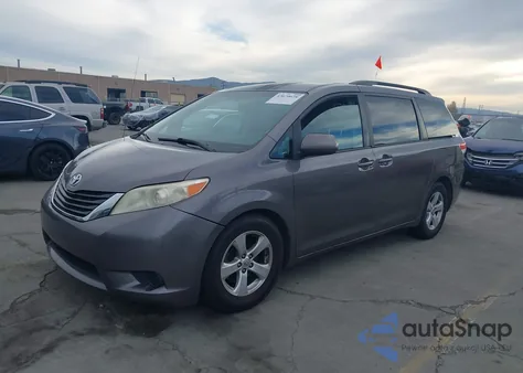2014 Toyota Sienna Le V6 8 Passenger z USA, uszkodzony, nr VIN 5TDKK3DC7ES426068